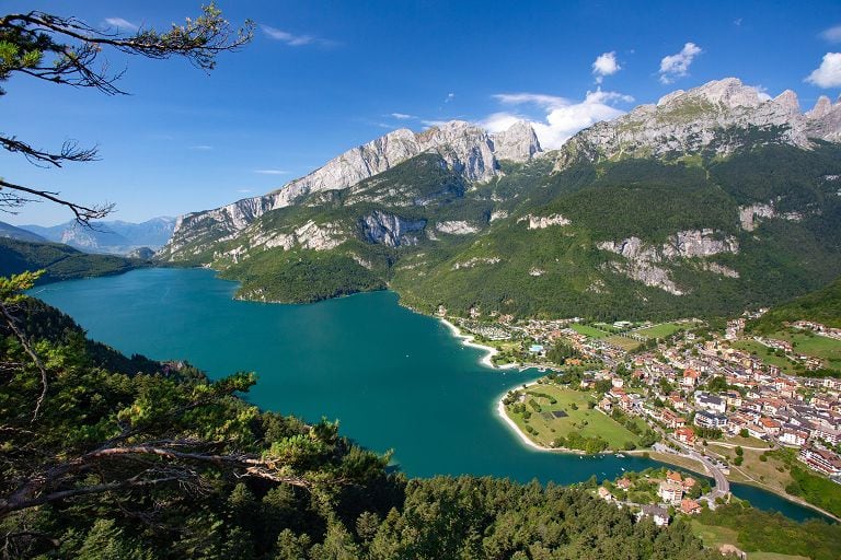 Lago di Molveno ai piedi delle Dolomiti di Brenta