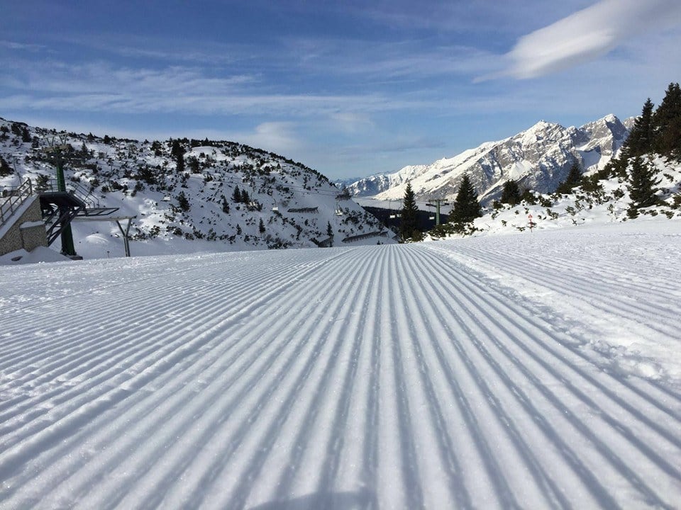 Sciatori sulle piste innevate della Paganella