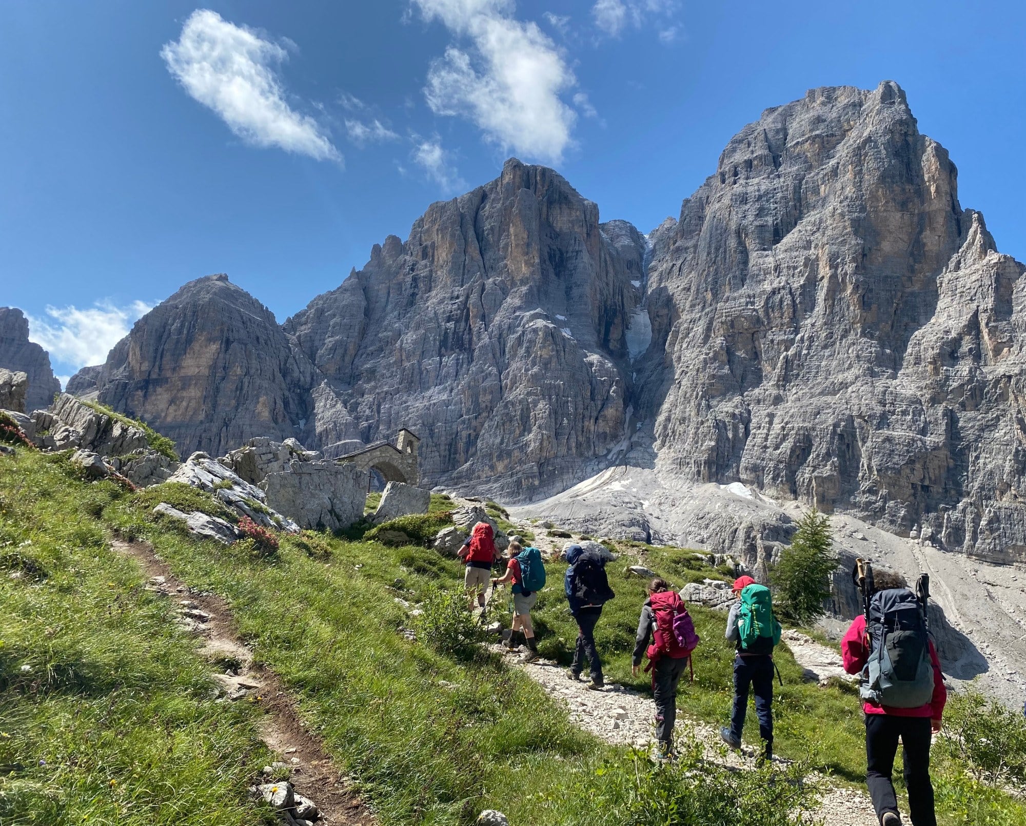 Escursionisti su un sentiero nelle Dolomiti di Brenta